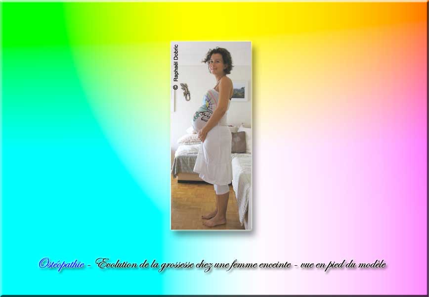 Photo Ostéopathie : Evolution de la grossesse chez une femme enceinte - vue en pied du modèle.