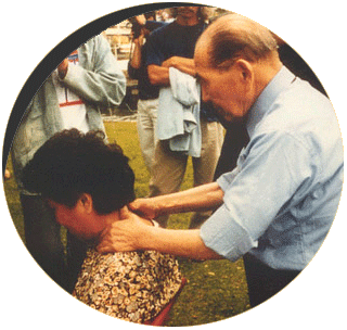 Photo Fondateur du Shiatsu, Tokujiro NAMIKOSHI, en exercice